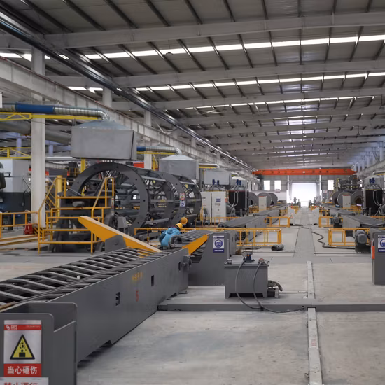 Isolation de l'eau glacée avec isolation en mousse de polyuréthane d'un raccord de tuyau pré-isolé